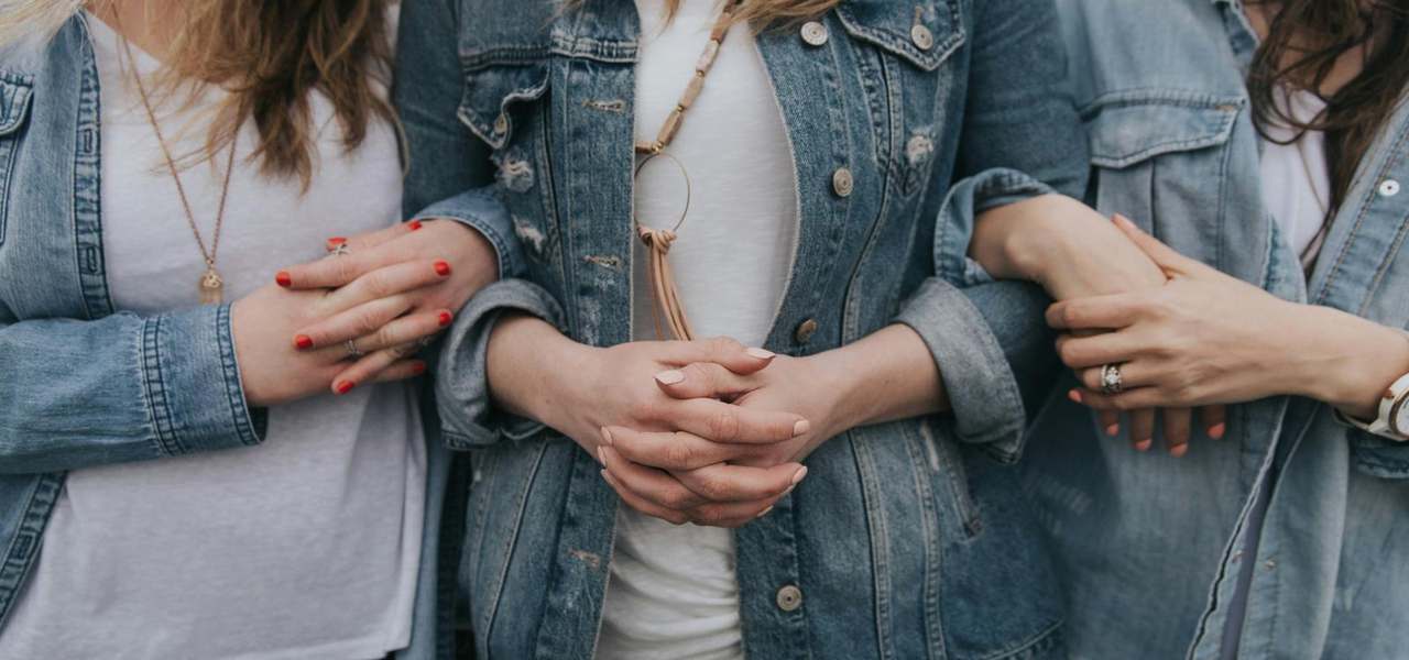 Mujeres abrazadas, de pie