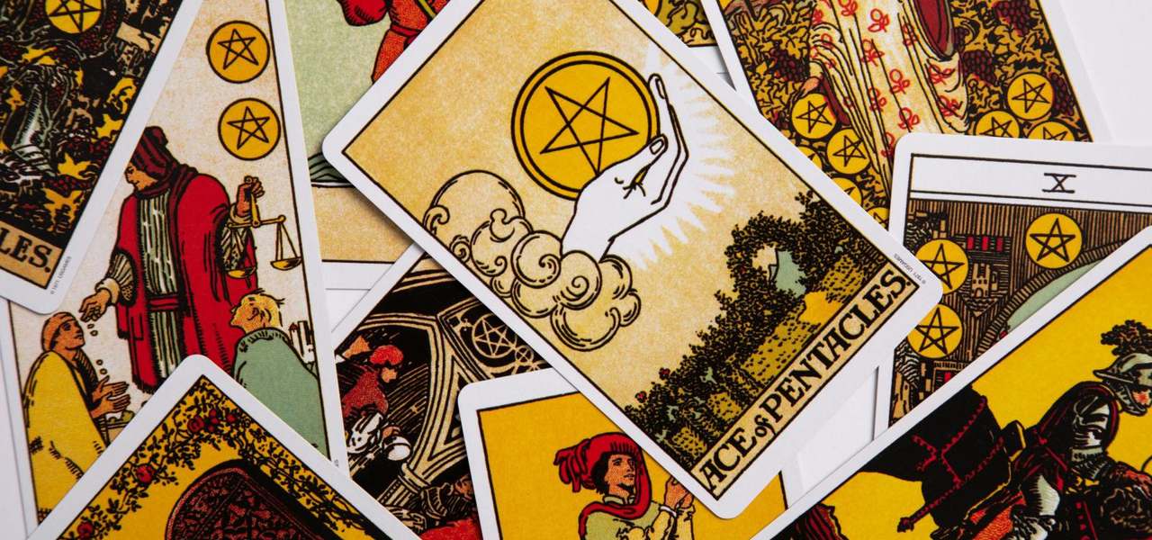 Cartas de tarot sobre una mesa